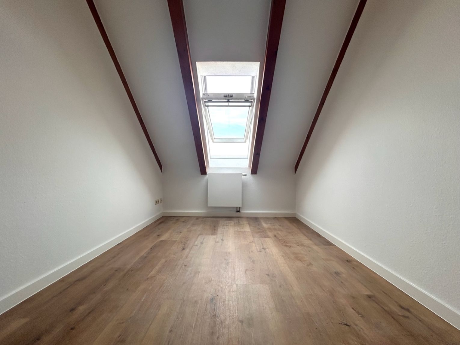 ERSTBEZUG • 4 Zimmer • Dachgeschoss-Wohnung • Balken und Schrägen • mit Carport • in Schönau