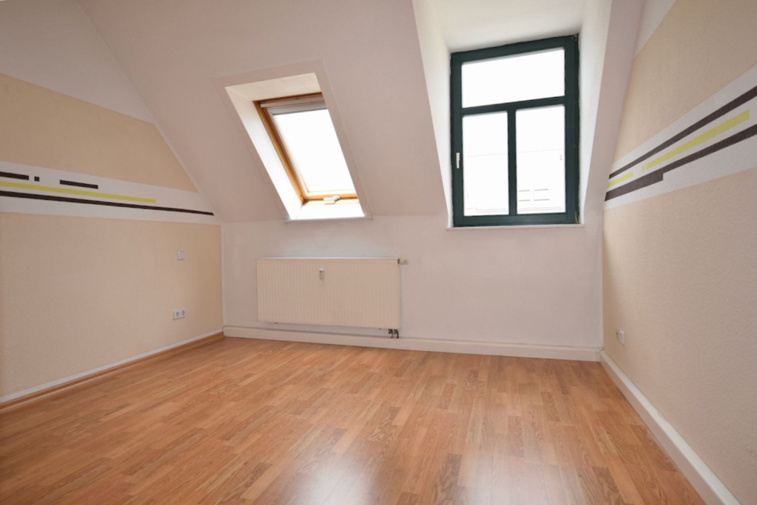 Jugendstil • 3,5 Zimmer • Einbauküche • Balkon • Tageslichbad mit Wanne+Dusche • sanierter Altbau