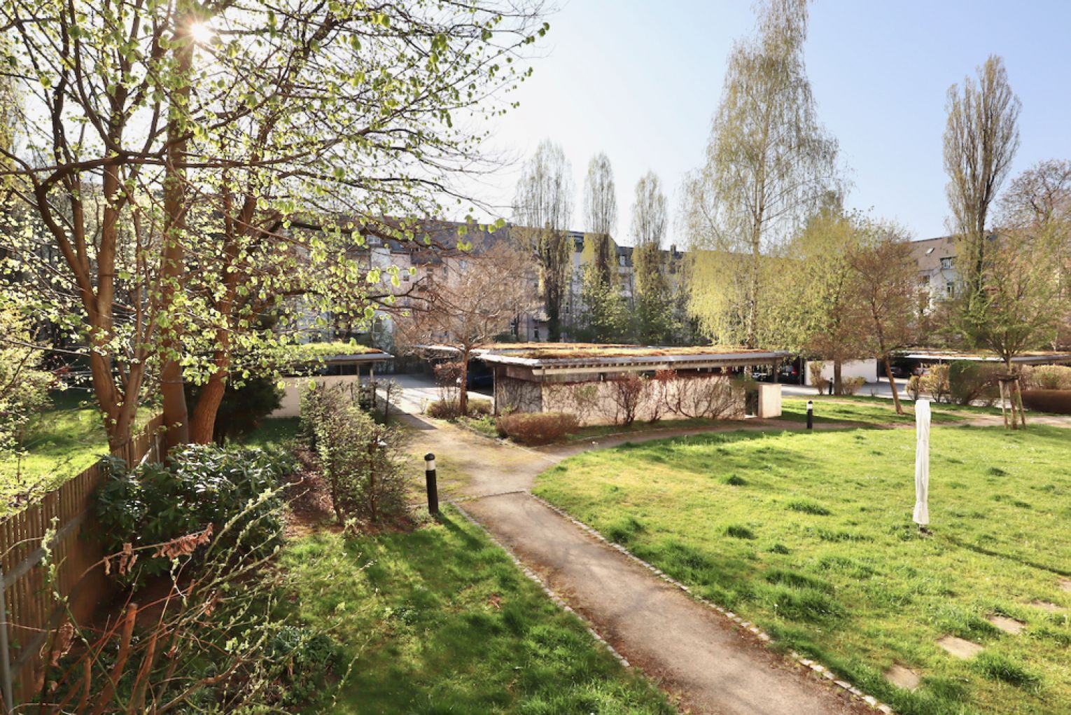 Tageslichtbad mit Wanne • Balkon • renoviert • 2 Raum • Sonnig • Einbauküche • Besichtigungstermin!?