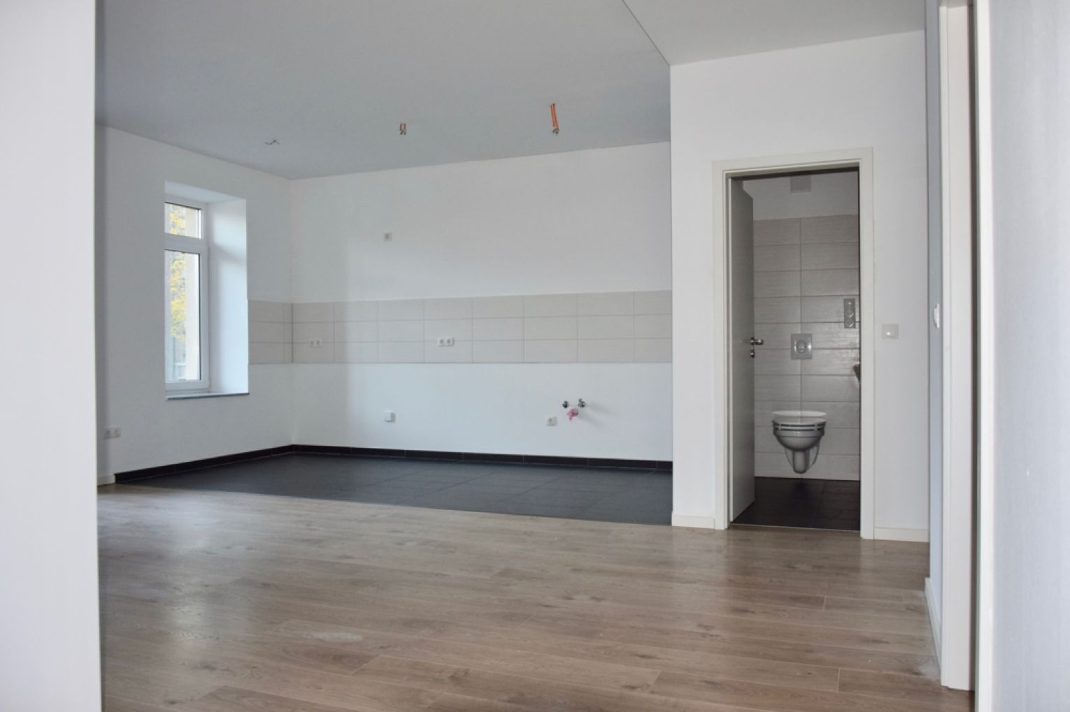 moderne offene Küche • großer Balkon • tolle Hausgemeinschaft • Grill und Kinderecke • Stellplatz
