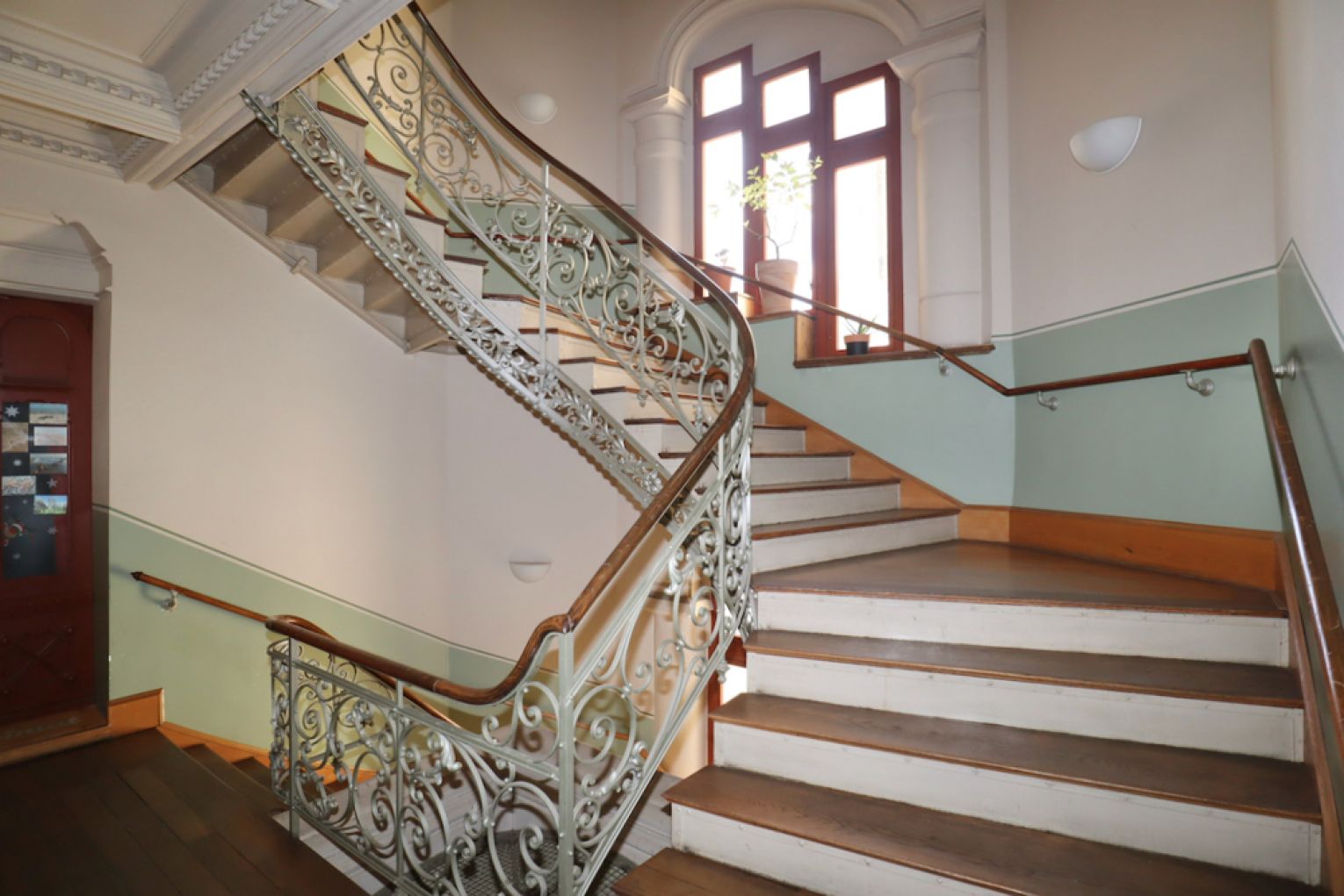 Jugendstil • 3,5 Zimmer • Einbauküche • Balkon • Tageslichbad mit Wanne+Dusche • sanierter Altbau