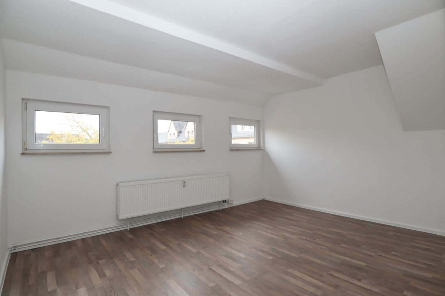 2-Raum • Einbauküche • Dachgeschoss • in Chemnitz • Tageslichtbad • neu saniert • jetzt mieten