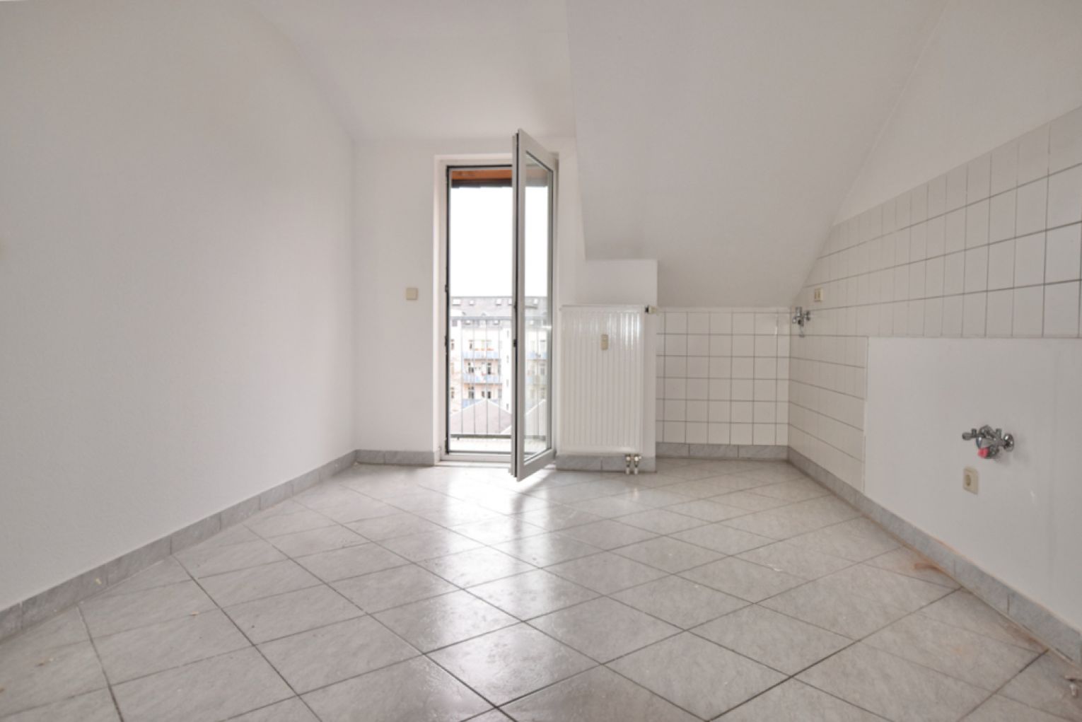 Balkon • 3-Raum Wohnung • Bad mit Wanne • Dachgeschoss • Laminat • frisch renoviert • ANSCHAUEN!