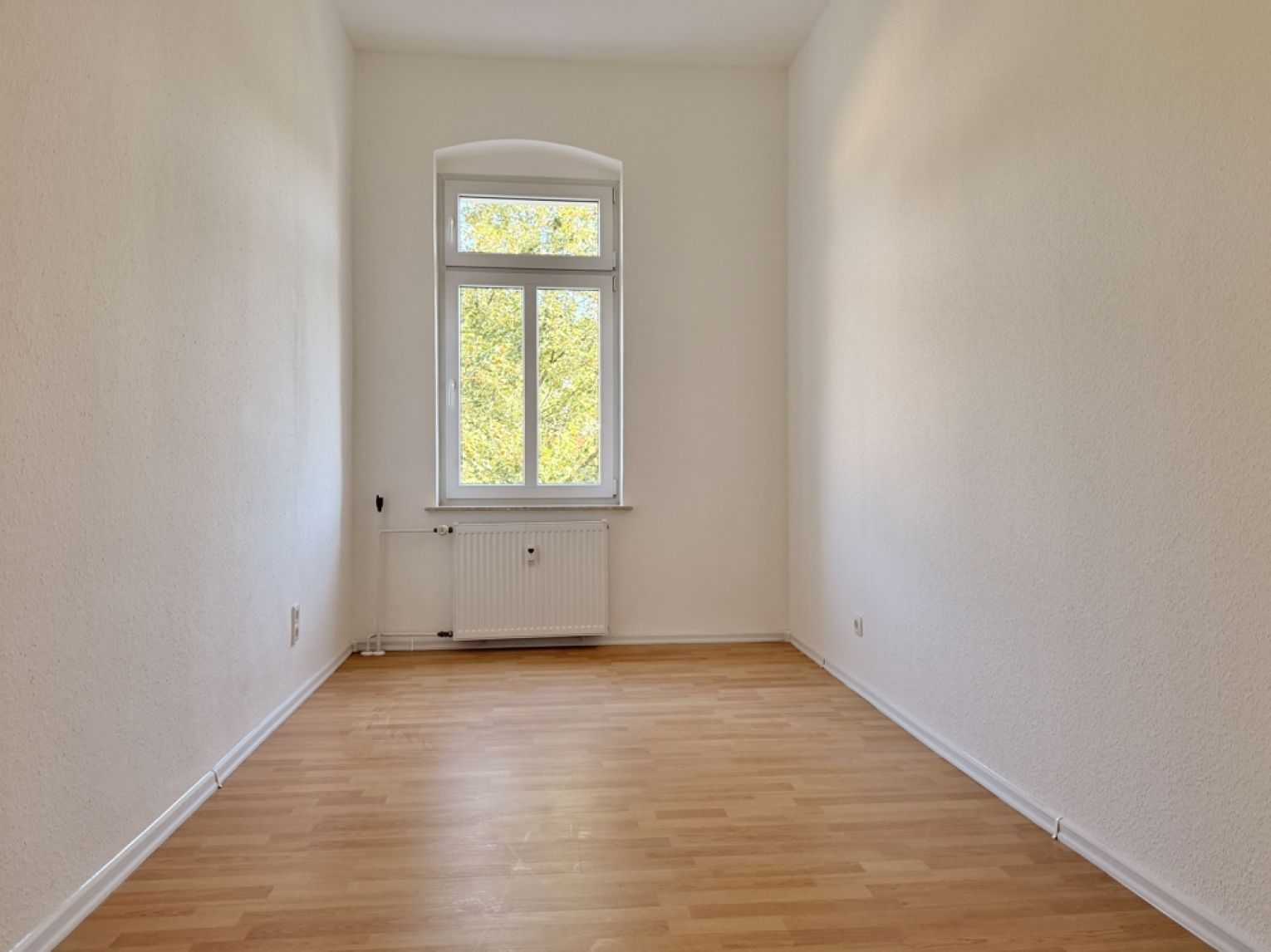 tolle weiße Stil-Echte Türen! • 5 Zimmer • modernes Bad mit Wanne & Dusche • Laminat • Wohnküche 