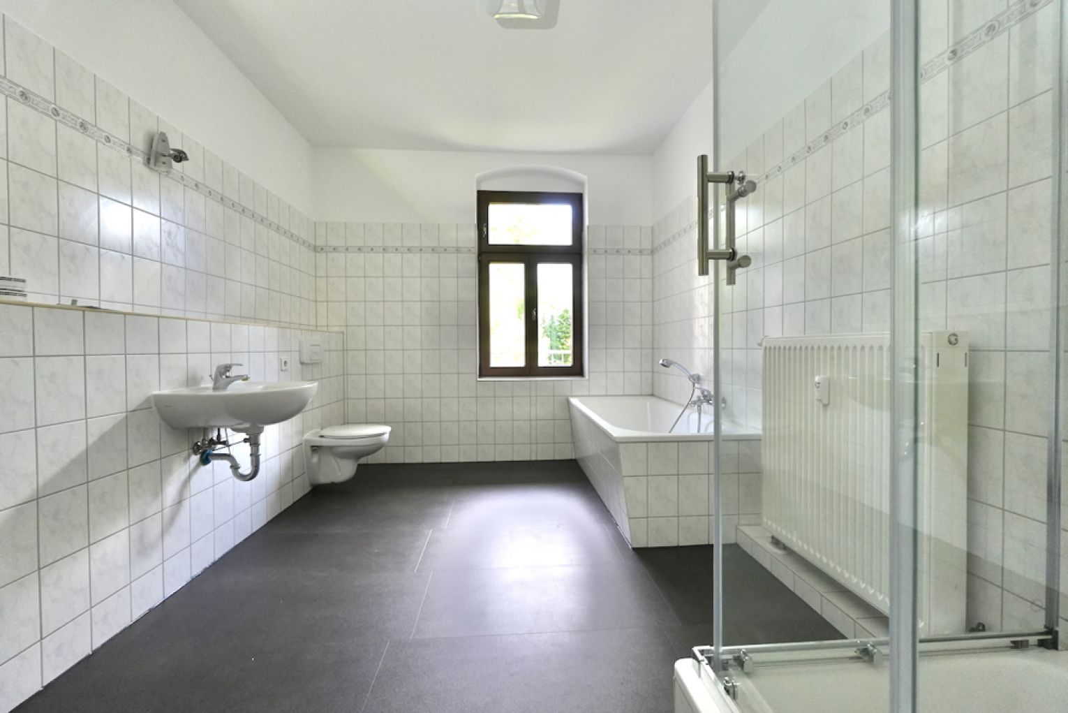 2 Zimmer • mit Balkon • neu saniert • Einbauküche möglich • Stellplatz • in Chemnitz • zur Miete