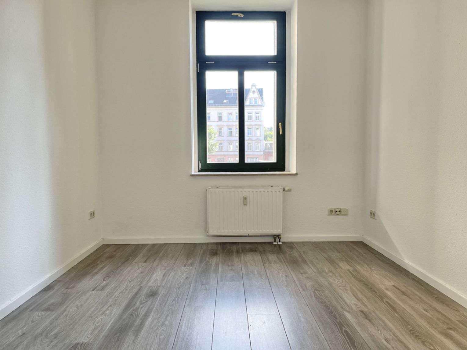 3-Raum • neue Einbauküche • TOP-Laminat • Hochparterre • Schloss-Chemnitz • ruhige Lage • Anschauen?