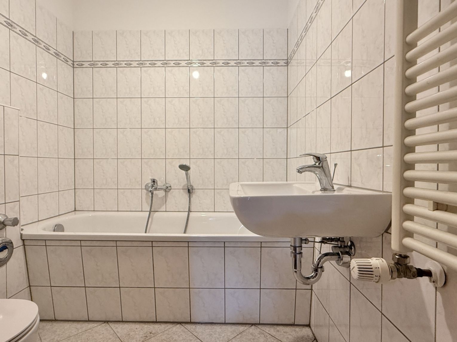 Kaßberg • 2 Raum Hochparterre • Wanne • Balkon • schickes Laminat • Wohnküche • TOP!