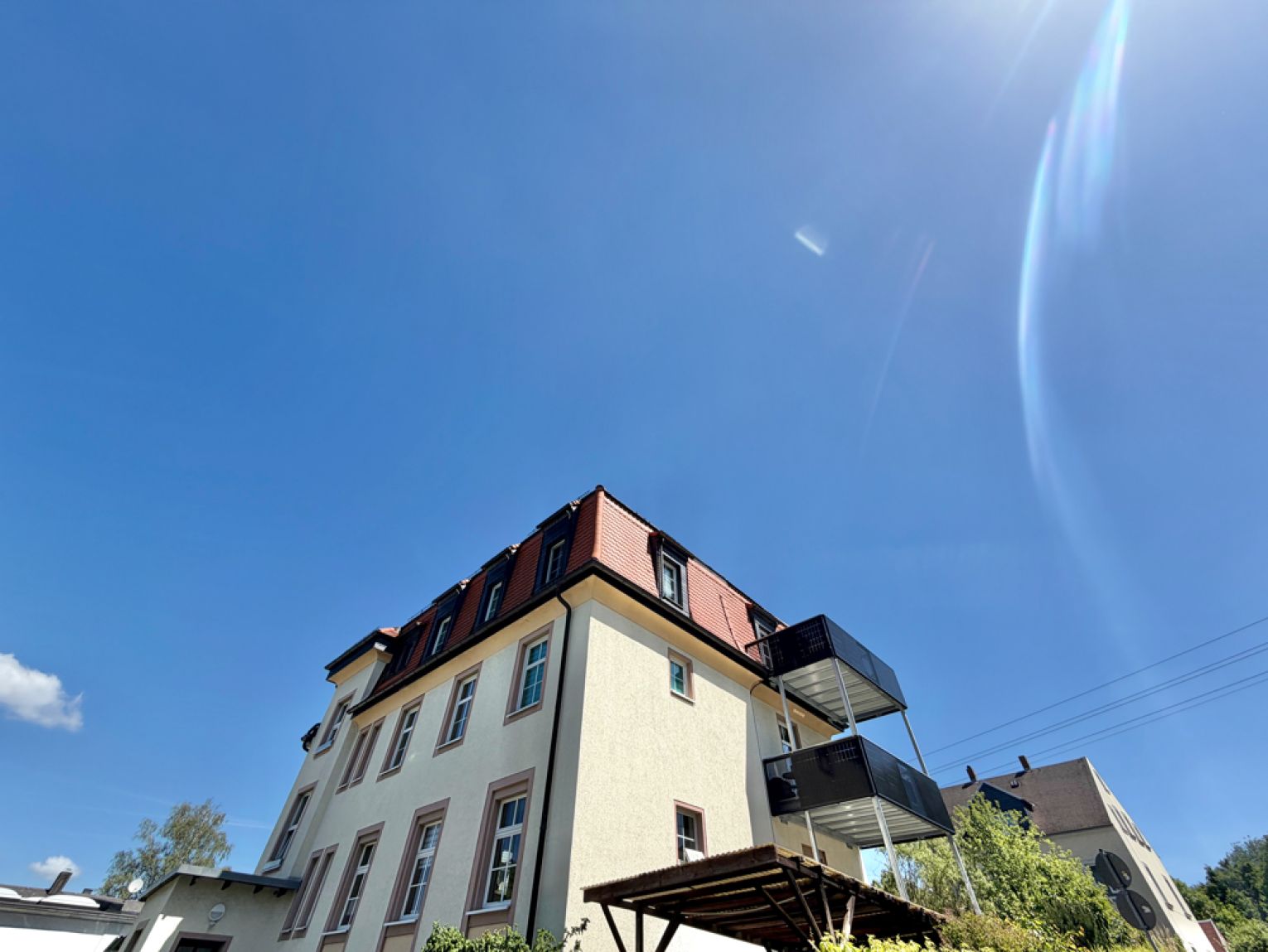 ERSTBEZUG • 4 Zimmer • Dachgeschoss-Wohnung • Balken und Schrägen • mit Carport • in Schönau