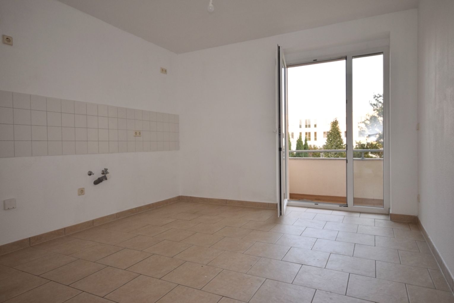 TOP • Laminat • 5-Zimmer • Laminat  • 2 Bäder mit Wanne & Fenster • gleich anschauen • Chemnitz