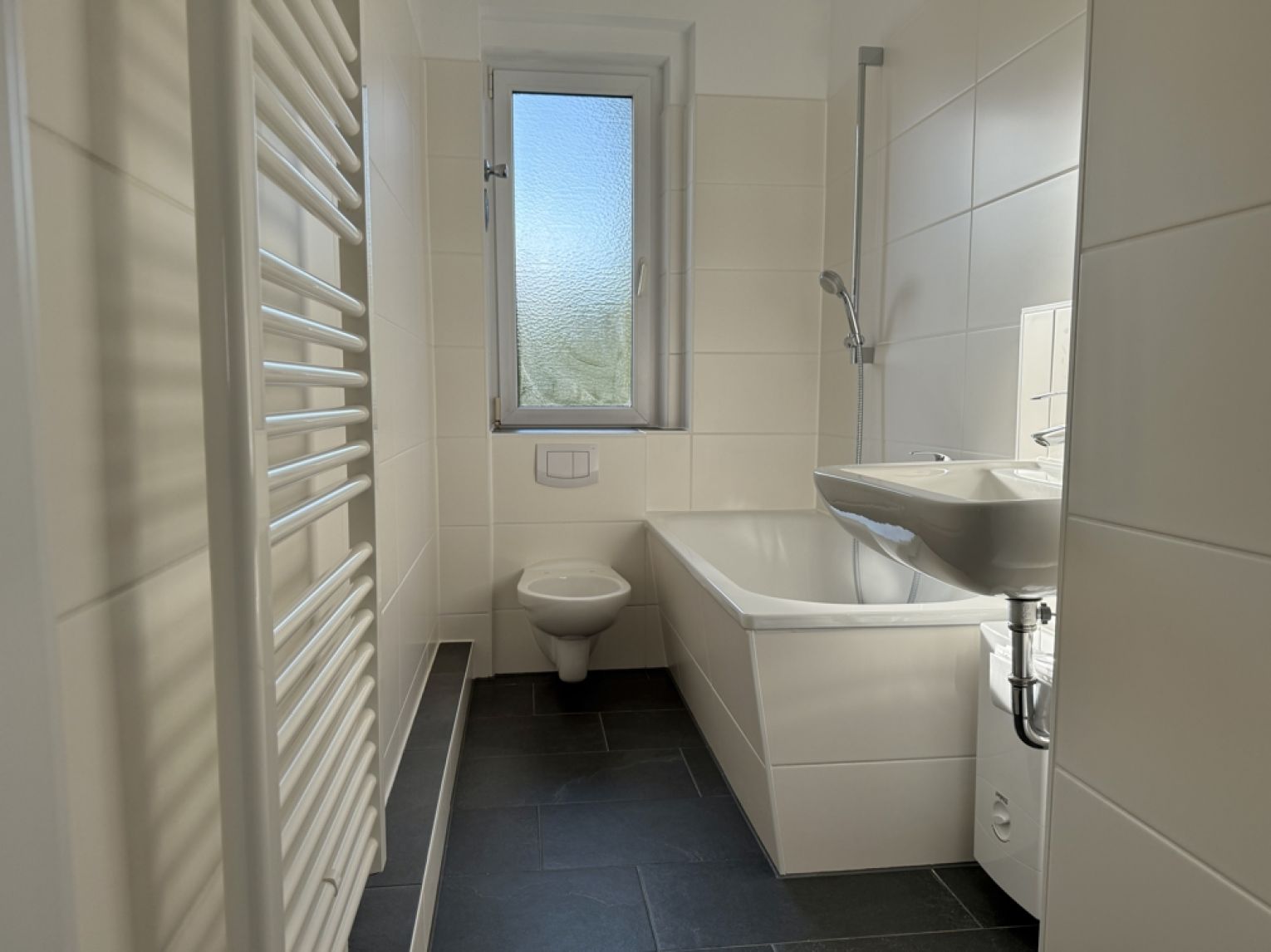3 Zimmer • Balkon • Laminat • Tageslichtbad mit Wanne • Stellplatz • Tageslichtbad • jetzt mieten!?